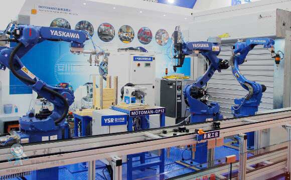 工业机器人应用主要集中于喷涂焊接等领域