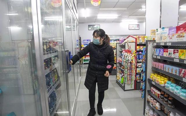 邵阳火车站旁边的美宜佳便利店的服务员正在进行消毒工作。