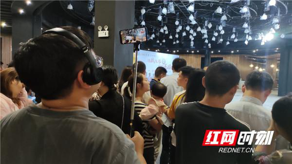 “湘农荟大直播”现场吸引了几百名自带流量的网红主播现场直播带货。