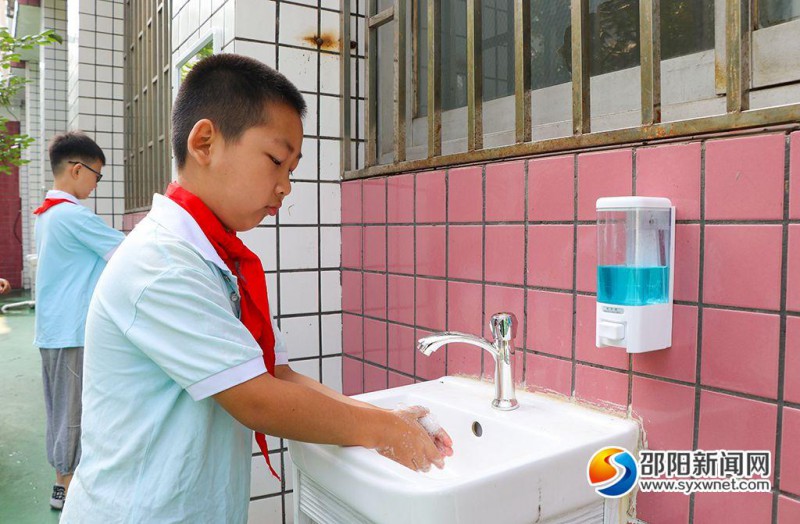 资江学校学生们正在清洗手。