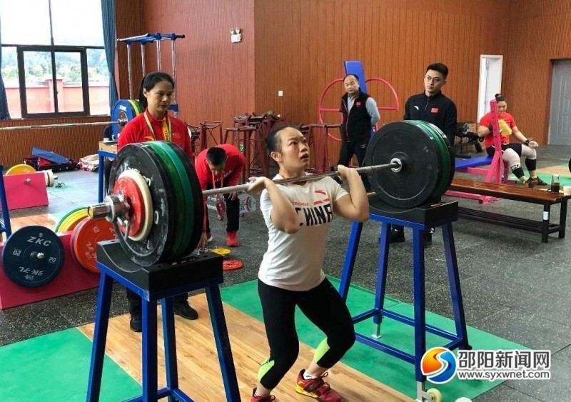 在邵阳体育运动学校训练馆内，运动员正在刻苦训练。