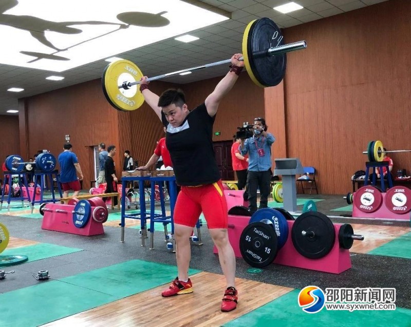 在邵阳体育运动学校训练馆内，运动员正在刻苦训练。