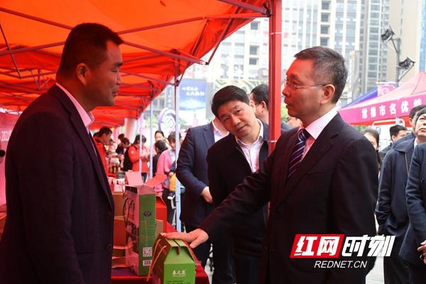 湖南省商务厅党组书记、厅长陈恢清在市州名优特展区巡展。