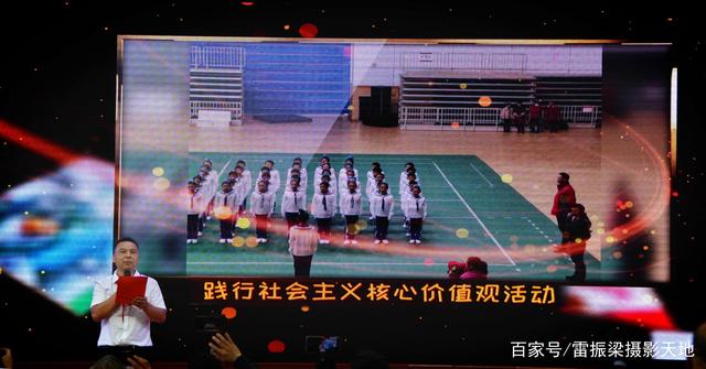 邵阳市樟树小学校长刘忠诚发表热情洋溢的讲话。祝儿童们六·一节日快乐！