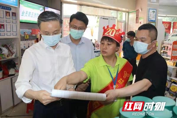 邵阳市市场监管局党组书记吴卫红检查防疫药品器械销售登记情况。