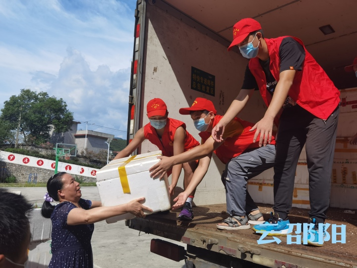 邵阳司机谢军民和肖长征驾驶着邵阳市邮政分公司提供的无偿货车驶向张家界，为张家界送去物资。