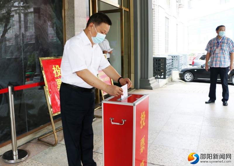 邵阳市领导以普通选民身份参加大祥区人大代表选举投票