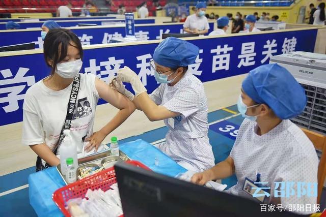   邵阳市方舱接种点，邵阳市民正在接受新冠疫苗接种