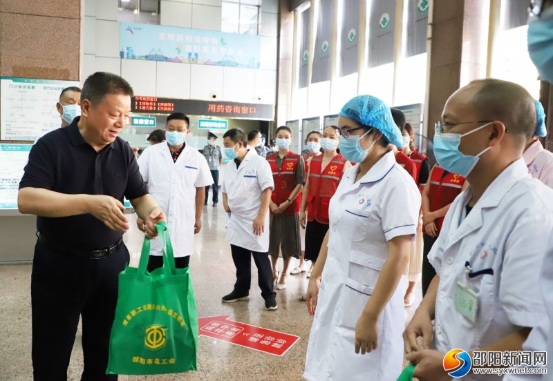 王昌义在市区慰问疫情防控一线工作人员