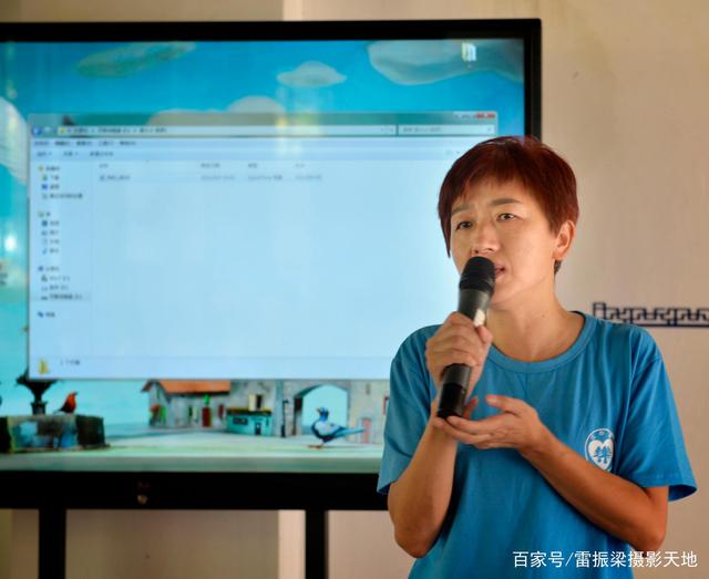 邵阳市“红心林”志愿者服务联合会督导邓蒲梅女士在结营仪式上发表讲话。