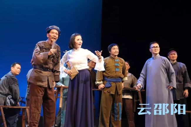 肖笑波（左二）在演出现代祁剧《火种》