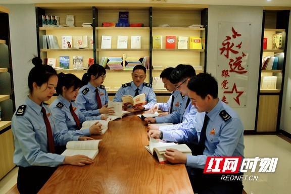 邵阳市税务局定期组织青年干部开展业务读书会