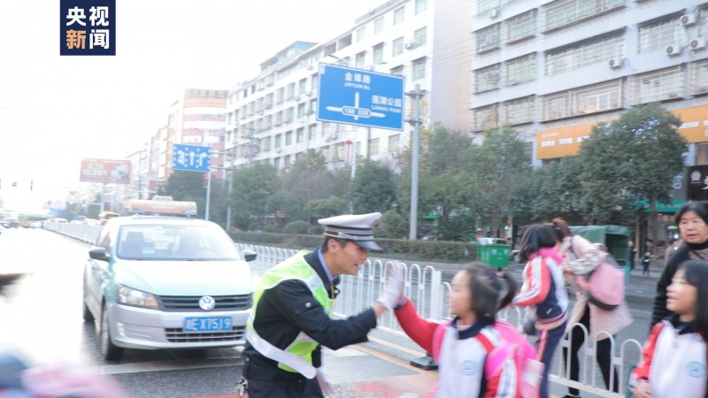 来，击个掌！邵阳县辅警每天热情护送小学生过马路