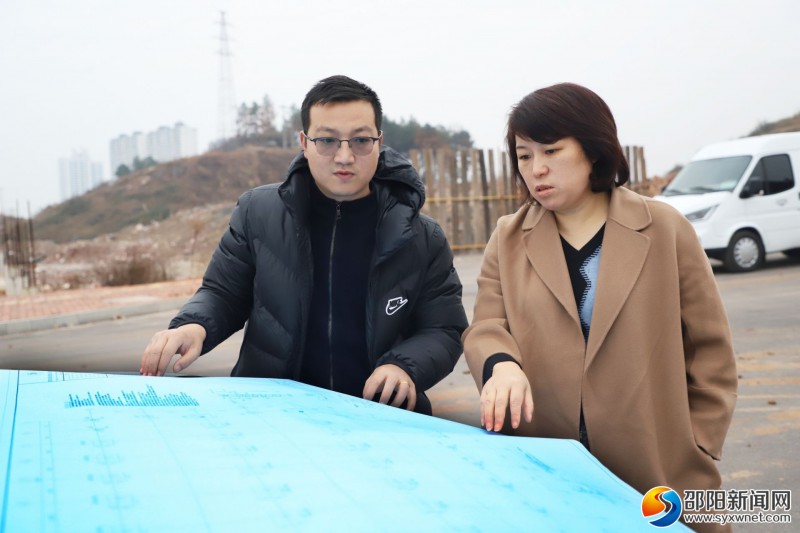 湘林集团有限公司总经理周志梅在施工现场了解茶工厂建设进度