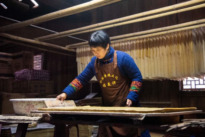 年画艺人尹冬香在刷纸。