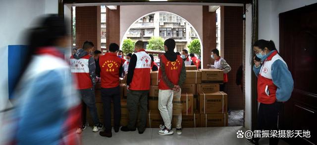 邵阳市红十字会组织分发湖南恒昌公司捐赠的爱心药品