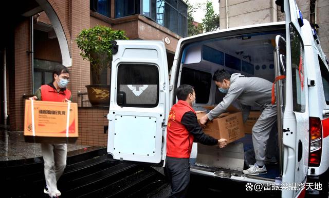 邵阳市红十字会组织分发湖南恒昌公司捐赠的爱心药品