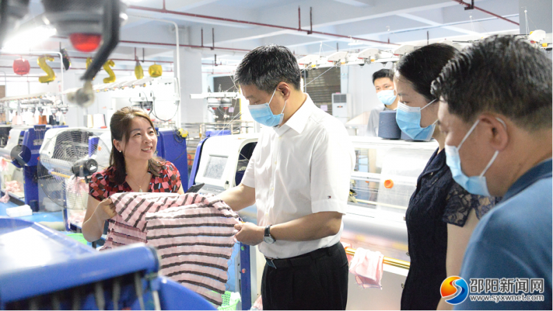 严华在湖南省润丰纺织服装有限公司了解企业生产经营情况
