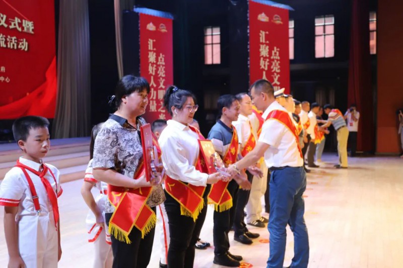 “中国好人”肖剑锋、刘红辉为2022年二季度“湖南好人”代表颁发证书，并赠送道德传家宝。