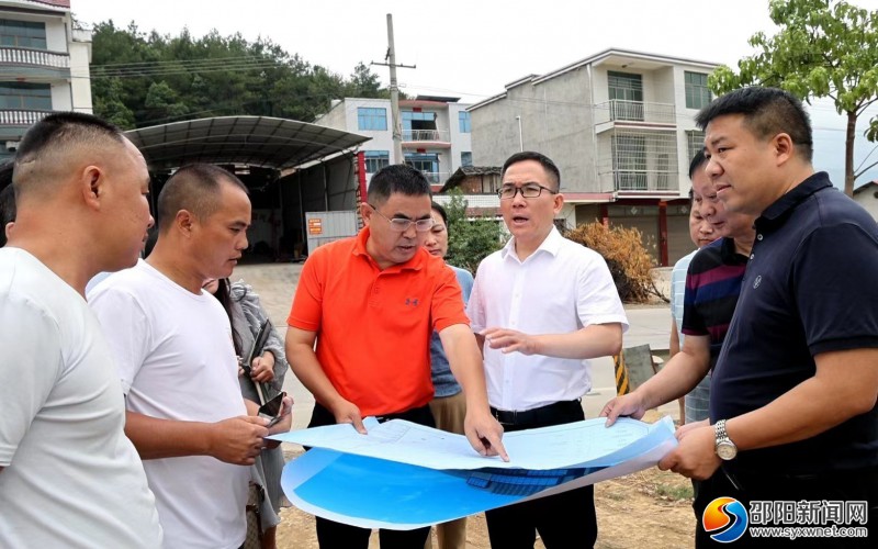 县委书记邓涛走访人大代表，指导推动崀山脐橙产业发展。