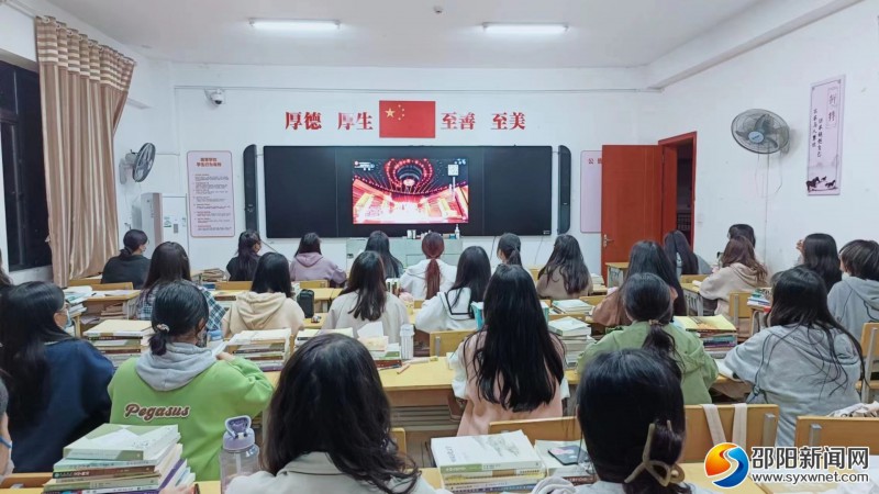 湘中幼儿高等专科学校师生集中收看《时代楷模发布厅》节目