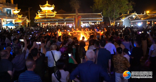 游客围着篝火唱歌、跳舞