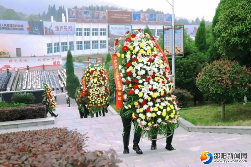 邵阳市区各界代表向人民英雄敬献花篮